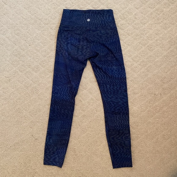 Lululemon size 4 dark Blue and black Patterned Leggings - Picture 8 of 8